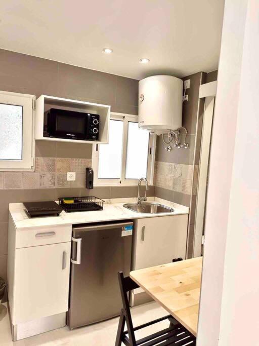 Estudios Hl Frente Al Metro Barcelona-Aeropuerto L'Hospitalet de Llobregat Extérieur photo