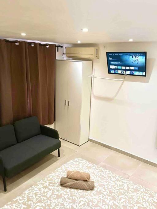 Estudios Hl Frente Al Metro Barcelona-Aeropuerto L'Hospitalet de Llobregat Extérieur photo