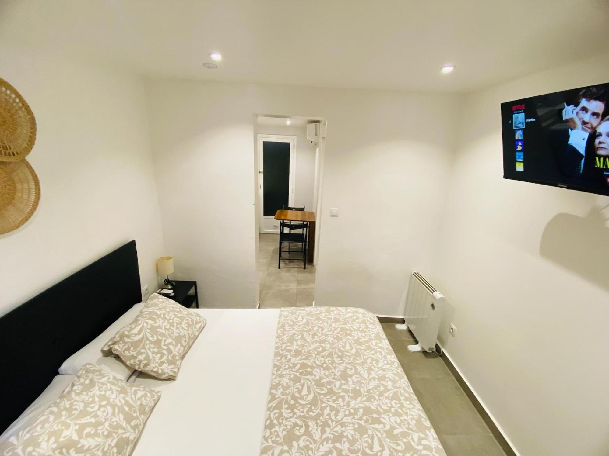 Estudios Hl Frente Al Metro Barcelona-Aeropuerto L'Hospitalet de Llobregat Extérieur photo