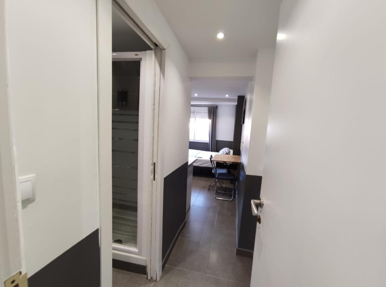 Estudios Hl Frente Al Metro Barcelona-Aeropuerto L'Hospitalet de Llobregat Extérieur photo