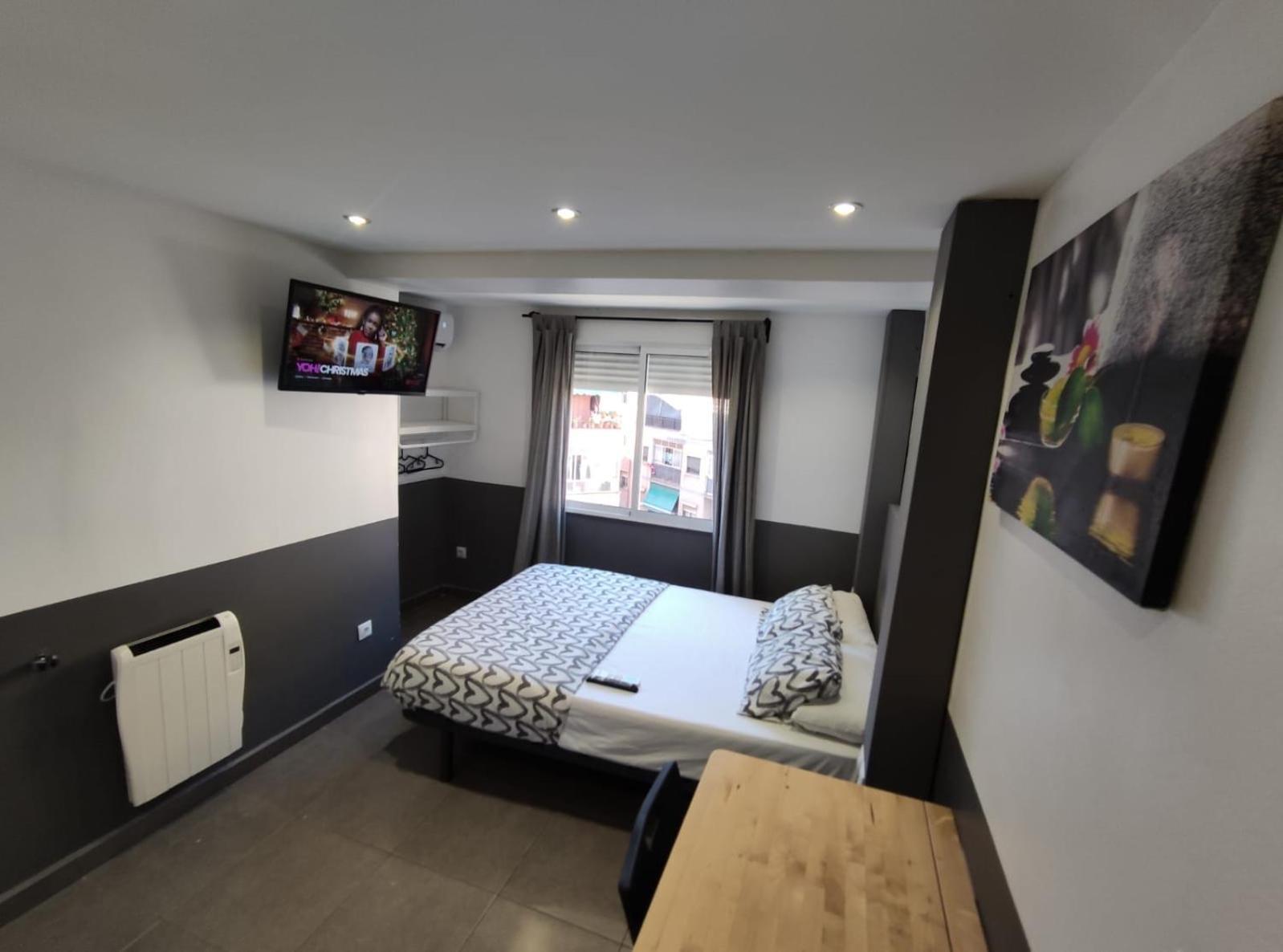 Estudios Hl Frente Al Metro Barcelona-Aeropuerto L'Hospitalet de Llobregat Extérieur photo