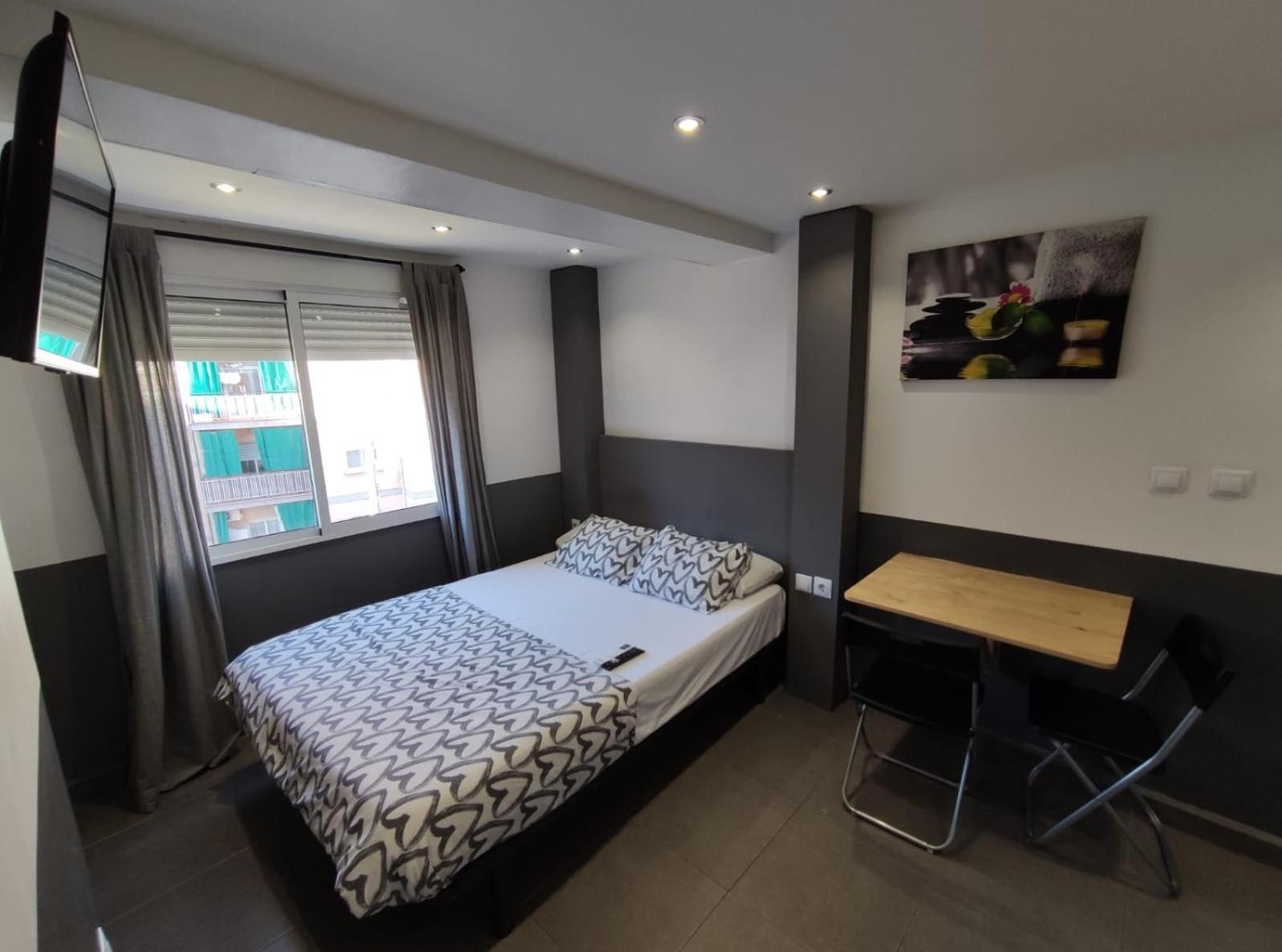 Estudios Hl Frente Al Metro Barcelona-Aeropuerto L'Hospitalet de Llobregat Extérieur photo