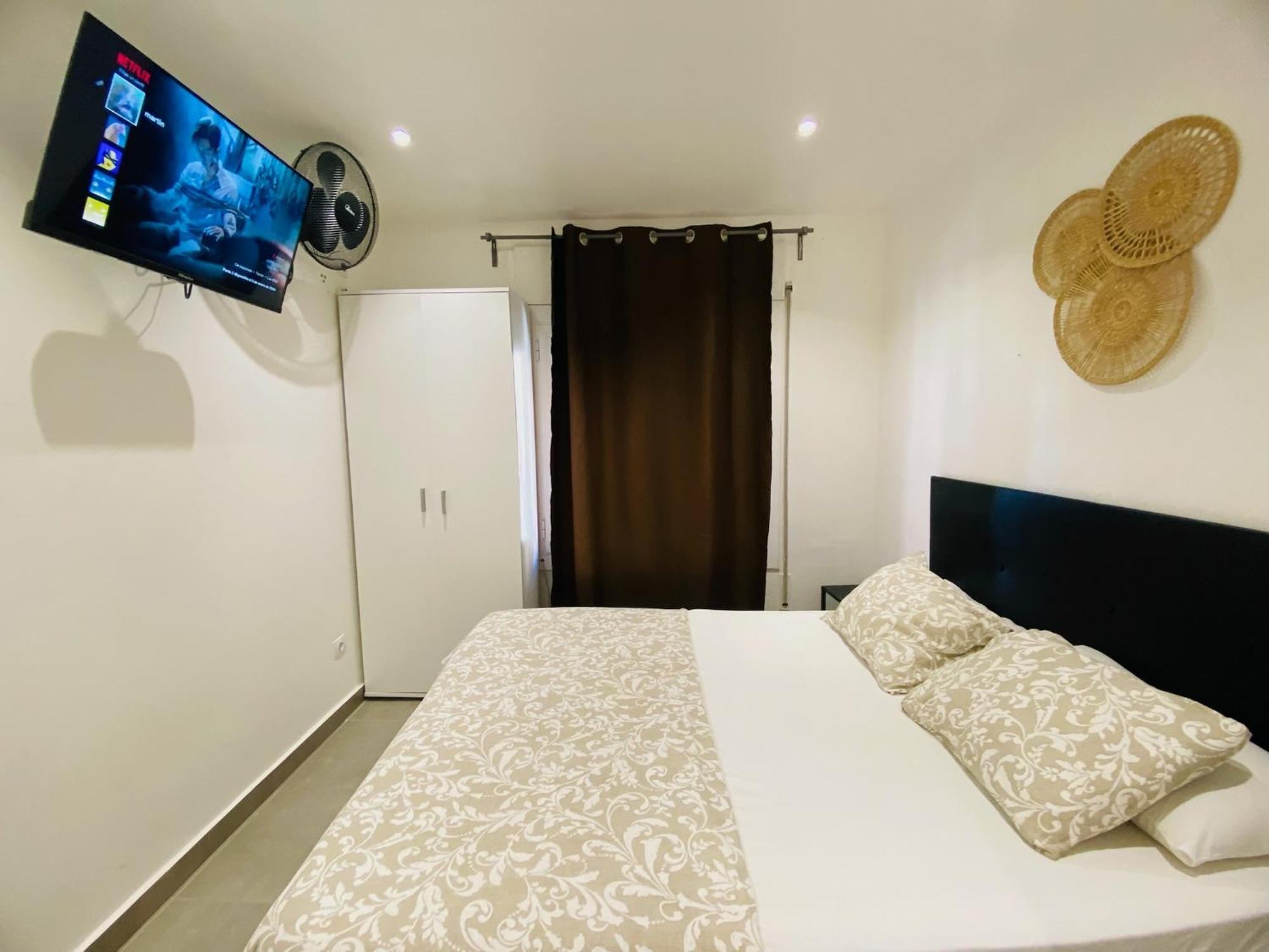 Estudios Hl Frente Al Metro Barcelona-Aeropuerto L'Hospitalet de Llobregat Extérieur photo