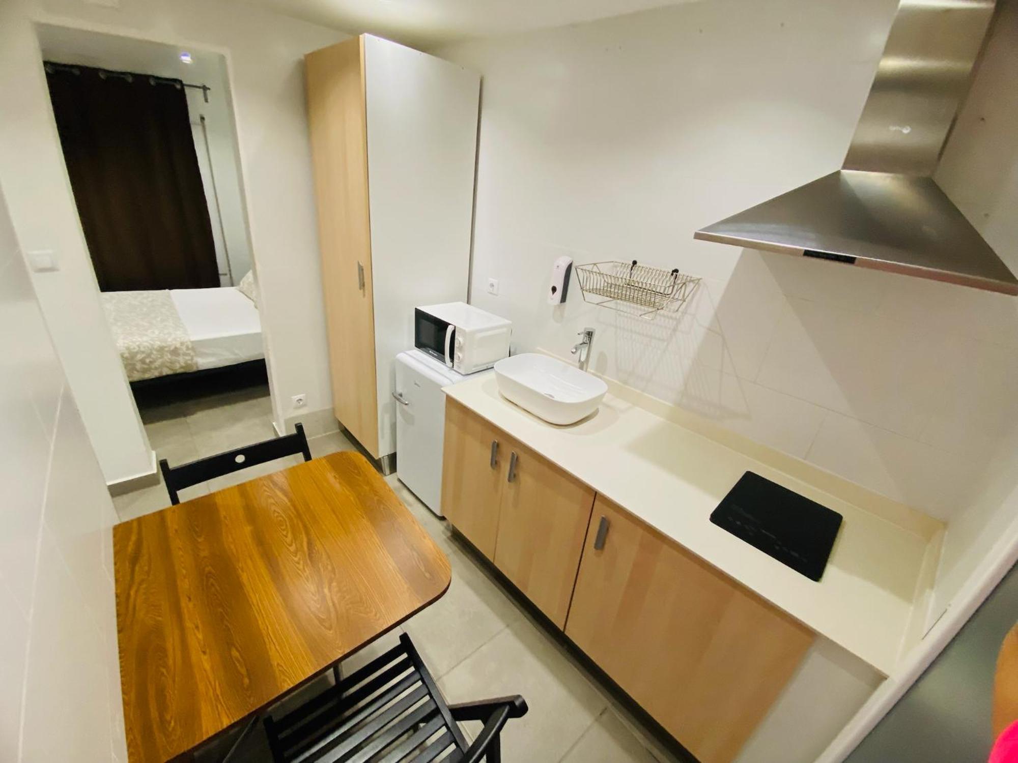 Estudios Hl Frente Al Metro Barcelona-Aeropuerto L'Hospitalet de Llobregat Extérieur photo