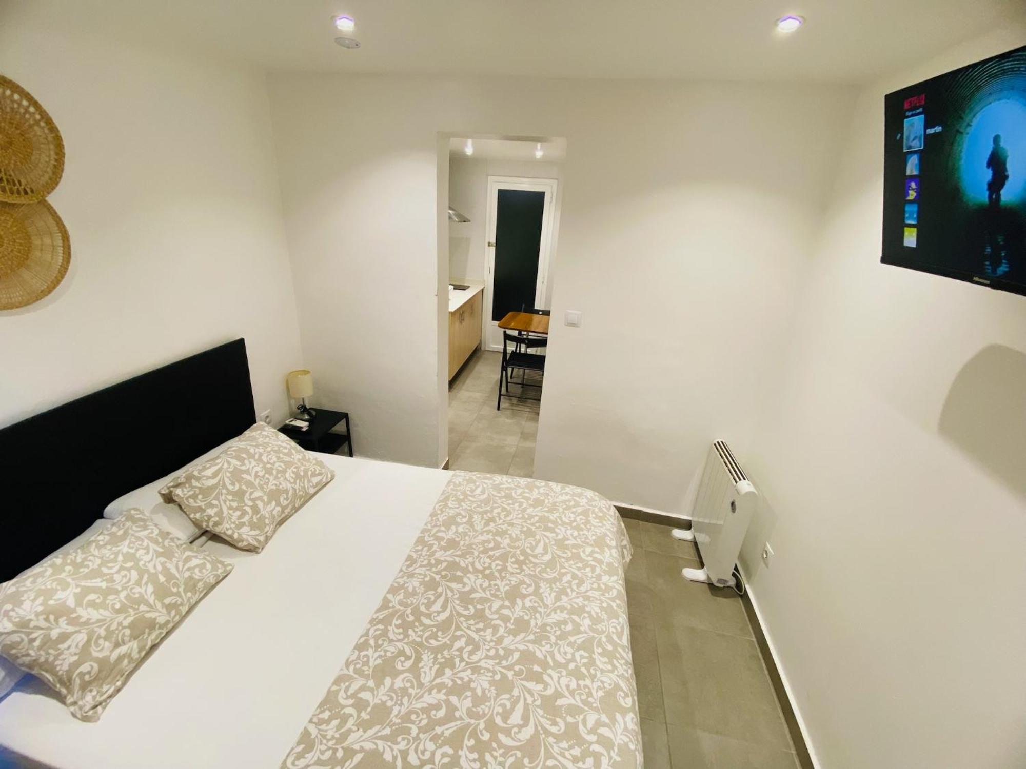 Estudios Hl Frente Al Metro Barcelona-Aeropuerto L'Hospitalet de Llobregat Extérieur photo