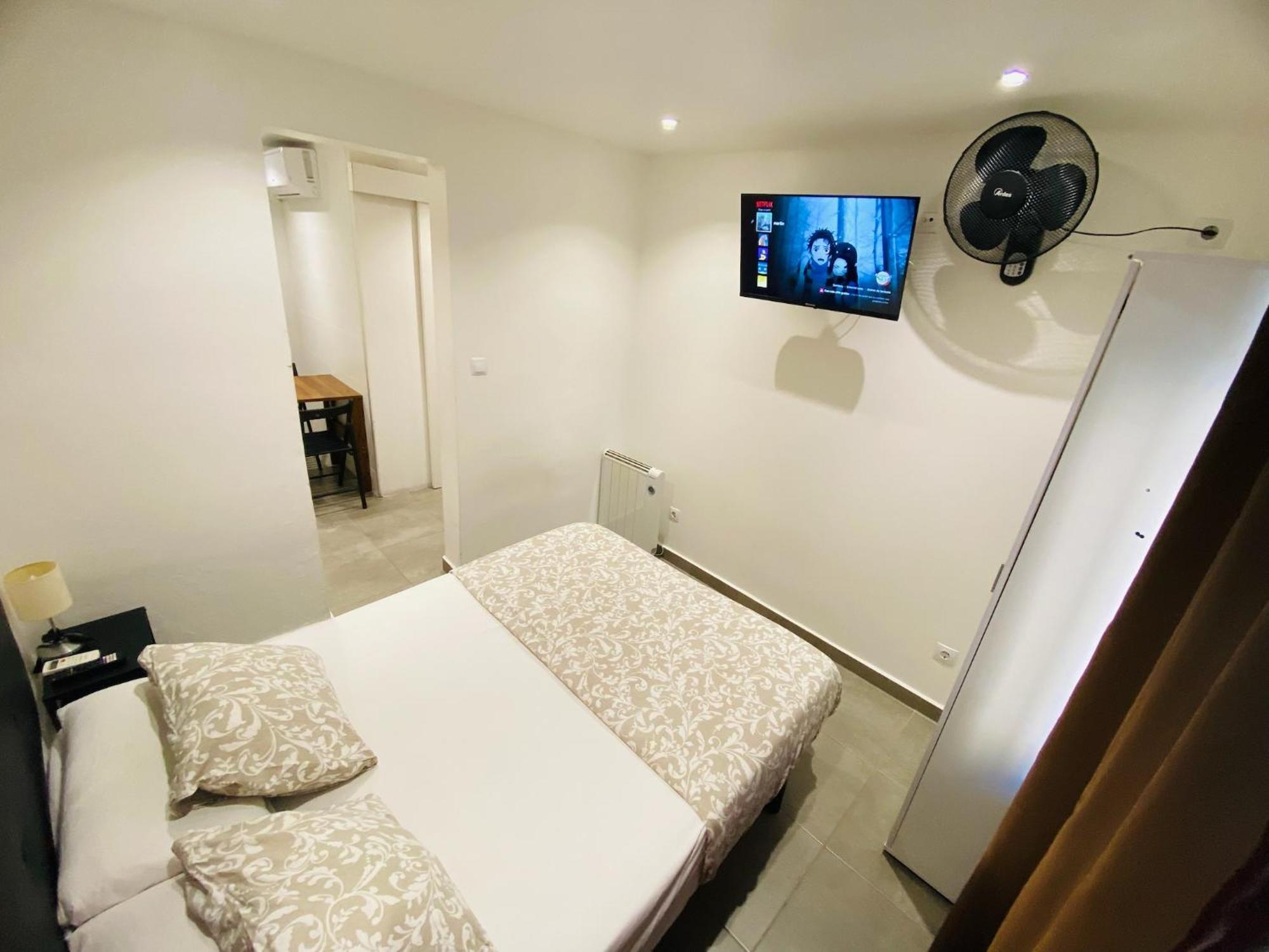 Estudios Hl Frente Al Metro Barcelona-Aeropuerto L'Hospitalet de Llobregat Extérieur photo