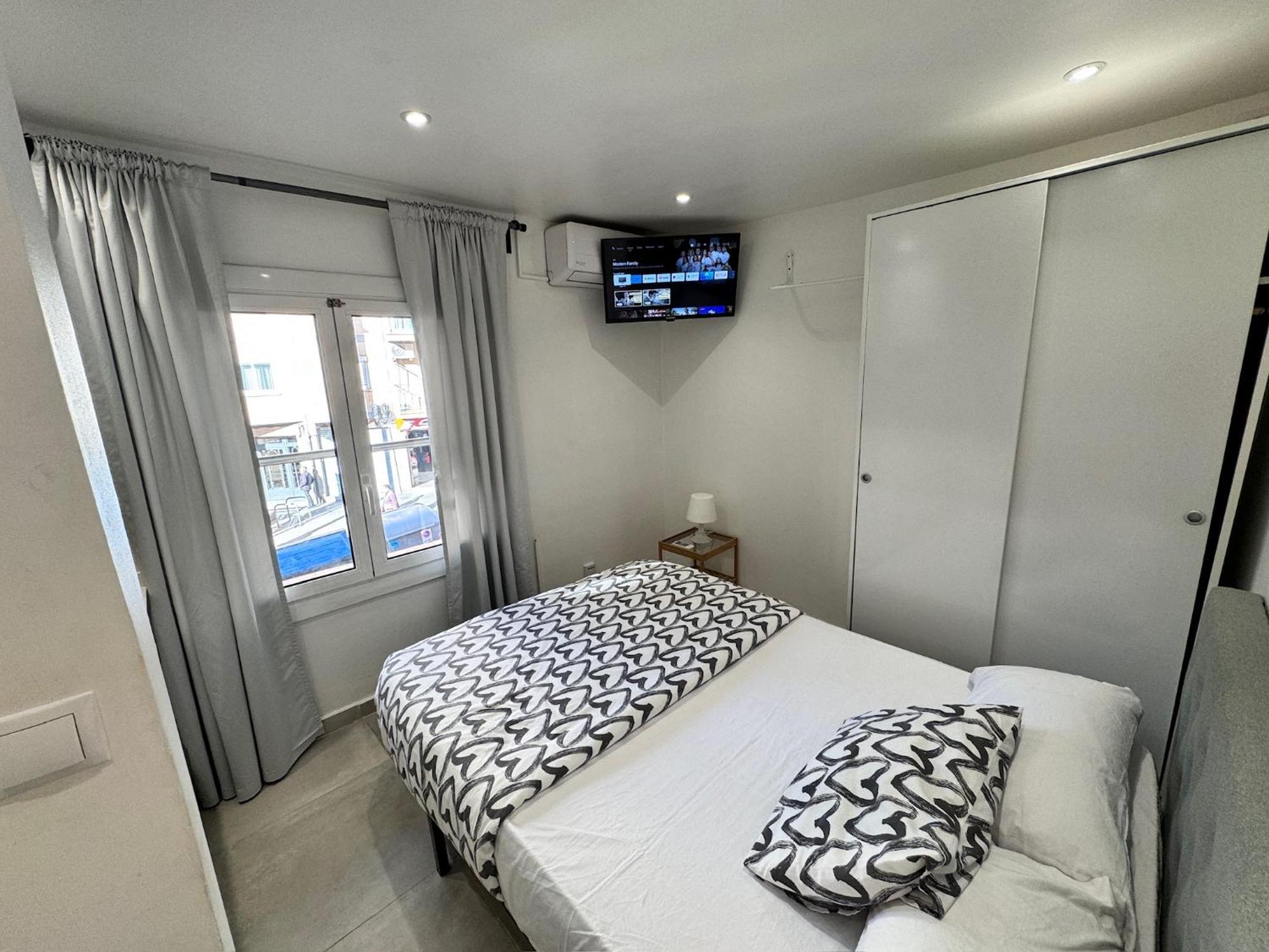 Estudios Hl Frente Al Metro Barcelona-Aeropuerto L'Hospitalet de Llobregat Extérieur photo
